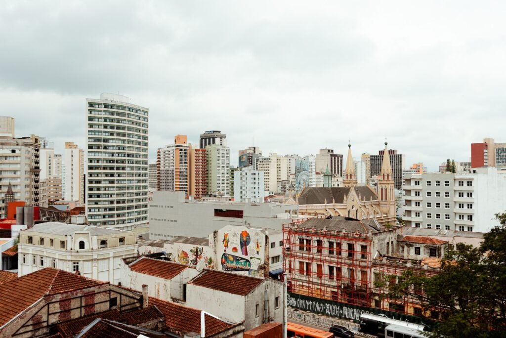 Vista aérea do centro de Curitiba, com a Catedral ao fundo