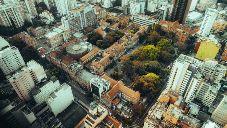 Vista aérea de área urbana densa, ilustrando crescimento populacional em cidade brasileira