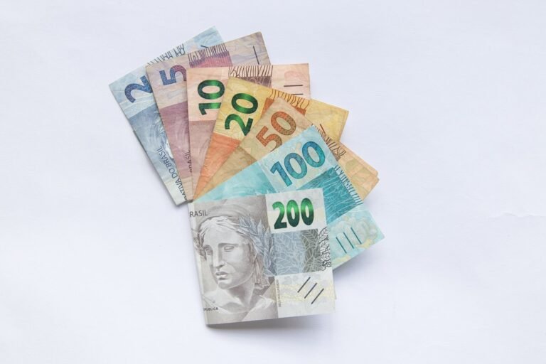 Cédulas de Real brasileiro em leque, ilustrando salário médio de admissão