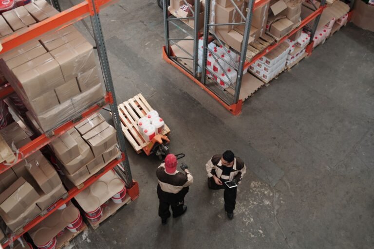 Trabalhadores em um centro de distribuição, ilustrando geração de empregos formais